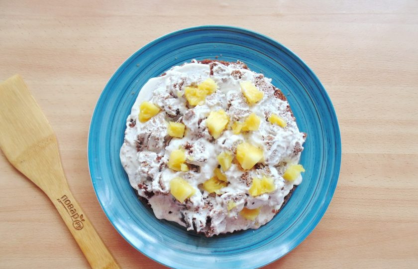 1. Этап. Торт Графские развалины с ананасами: На крем выложите кусочки ананаса.