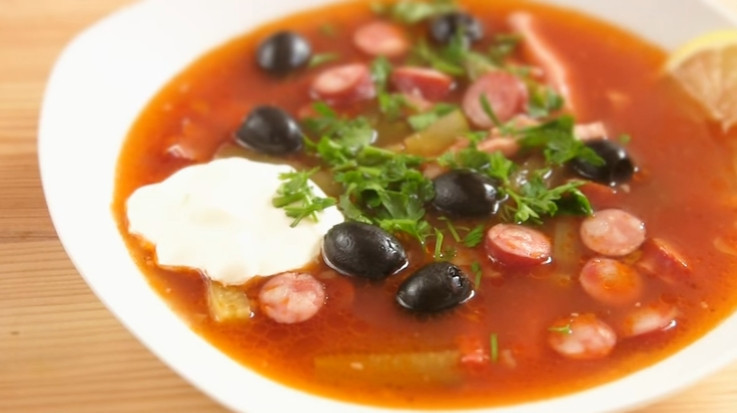 1. Этап. Солянка сборная мясная с колбасой: 7. При подаче заправьте сметаной, добавьте оливки, ломтик лимона и украсьте зеленью. Приятного аппетита!