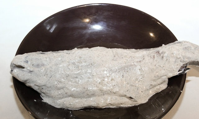 1. Этап. Речная форель на углях: 3. Разрезаю брюхо и вычищаю внутренности, хорошенько мою рыбу снаружи и внутри, вытираю ее насухо и обмазываю приготовленной смесью, мариную ее несколько часов.