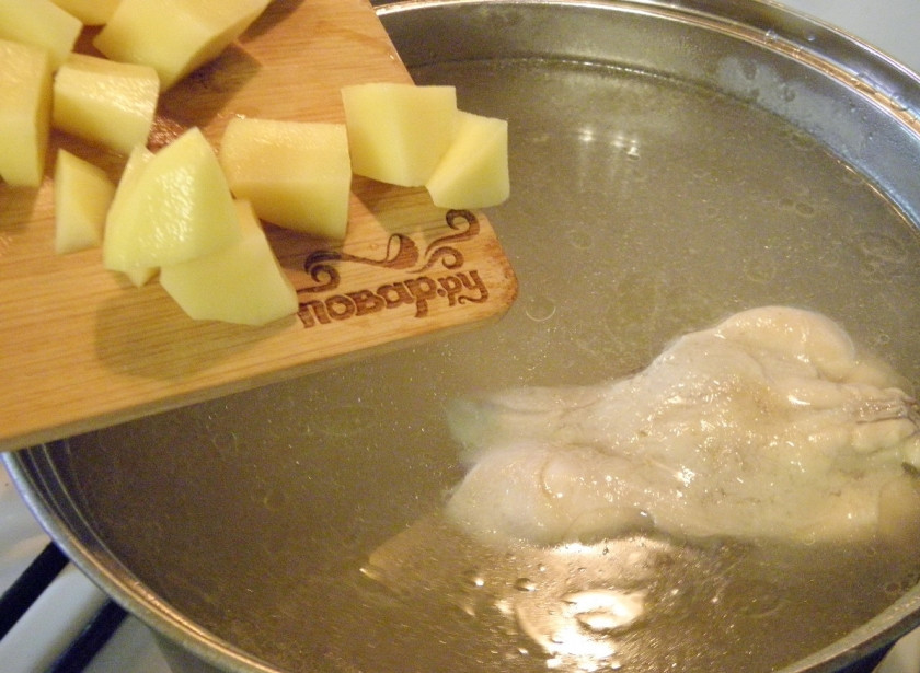 1. Этап. Борщ с кислой капустой: В куриный бульон добавьте порезанный картофель. Проварите 10 минут.