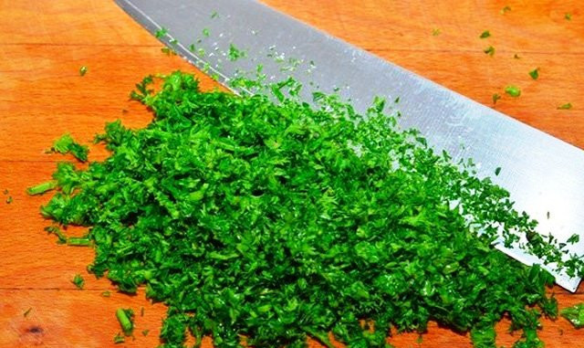 1. Этап. Нисуаз (классический рецепт): Готовую фасоль смешайте с порезанной петрушкой, сбрызните лимонным соком и дайте остыть.