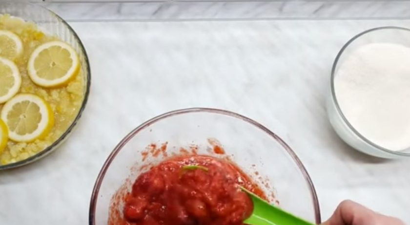 1. Этап. Клубнично-лимонный джем: 2. Оставьте при комнатной температуре на 2 часа. Клубнику перебейте блендером до состояния пюре. Добавьте оставшийся сахар, перемешайте и оставьте при комнатной температуре на 2 часа.