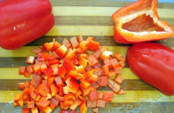 1. Этап. Аджаб сандал с мясом: Перцы промойте. Удалите из них косточки, а потом нарежьте.