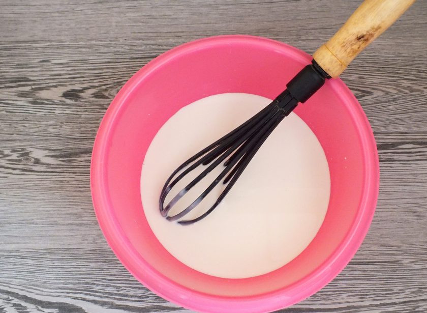 1. Этап. Пирог Три молока: Смешайте в чаше сгущенное молоко, сливки и топленое молоко.