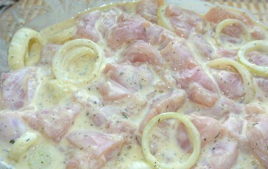 1. Этап. Курица на шпажках с овощами: 5. Перемешиваем мясо с луком и оставляем на полчаса.