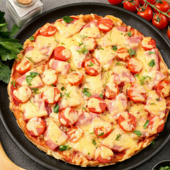 Пицца на сковороде без сметаны и кефира за 10 минут