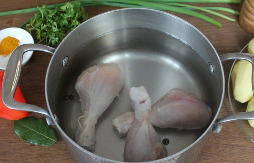 1. Этап. Куриный суп с куркумой: В холодную воду кладем курятину и душистый перец. Доводим до кипения и убираем пену. Варим на малом огне 30 минут.