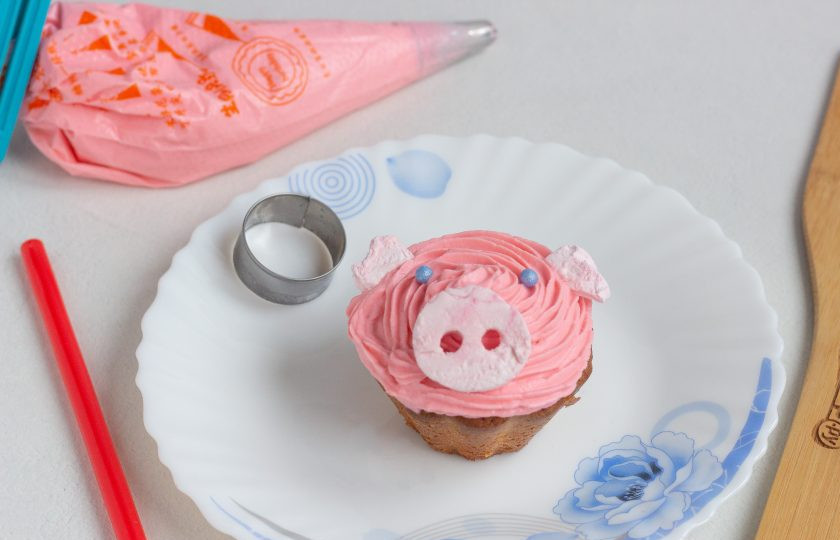 1. Этап. Лимонные кексики Розовые свинки: На полностью остывшие кексы отсадите крем и украсьте декором.