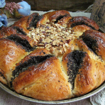 Дрожжевой пирог с шоколадной пастой маком и орехами