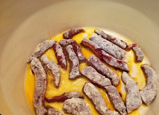 1. Этап. Говяжья печень с грибами: 1. Печень вымойте, обсушите и нарежьте брусочками. Посолите, поперчите по вкусу и обваляйте в небольшом количестве муки. Отправьте в разогретое растительное масло и обжарьте на сильном огне с двух сторон до золотистой корочки.