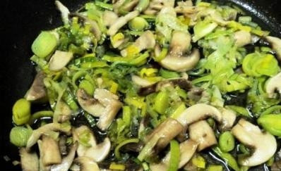 1. Этап. Карп с шампиньонами: Разогреваем сковороду с растительным маслом, обжариваем до полуготовности грибы с луком. Добавьте немного соли.