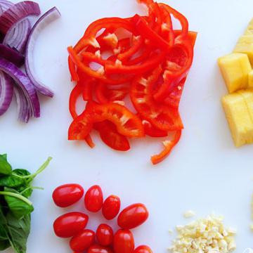 1. Этап. Утка карри по-тайски: Прежде чем начать готовить утку, подготовьте овощи. Вам потребуется рубленый чеснок, измельчённый свежий имбирь, нарезанный красный лук, нарезанный перец, кусочки ананаса, горсть помидоров черри, и хорошее количество свежего базилика.