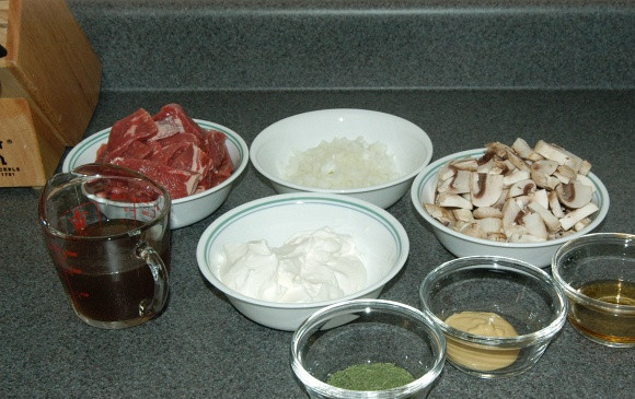 1. Этап. Бефстроганов с грибами и луком: Начните с подготовки ингредиентов: 1-1/2 фунта говяжьей вырезки (при использовании другого мяса, удалите любые излишки жира, хрящи и мембраны), 1 / 2 средней луковицы, 1 / 2 фунта шампиньонов , 1 чашка говяжьего бульона (желательно с низким содержанием натрия), 2 столовые ложки коньяка, 1 стакан сметаны, 1 столовую ложку дижонской горчицы, 1 чайная ложка сушеного укропа. Густо нарежьте грибы и нашинкуйте лук. Тонко нарежьте говядину против волокон.