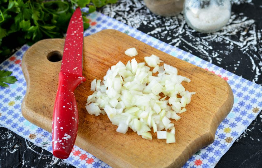 1. Этап. Кабачковые оладьи с рисом: Лук нарежьте кубиками.