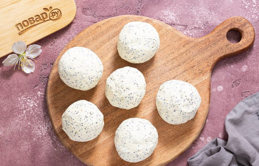 1. Этап. Постные сырники: Разделите массу на 6 частей. Чтобы она не липла к рукам, смочите их. Скатайте шарики.