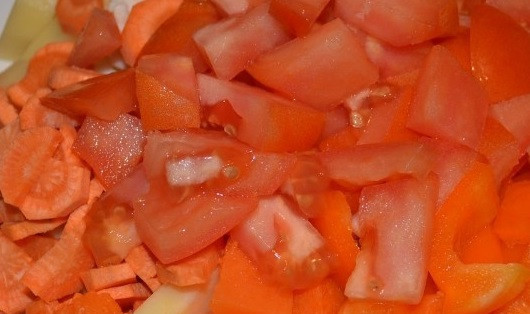 1. Этап. Чахохбили из свинины: Овощи тщательно промойте и порежьте кубиками.