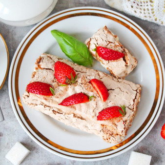 Шоколадный меренговый рулет