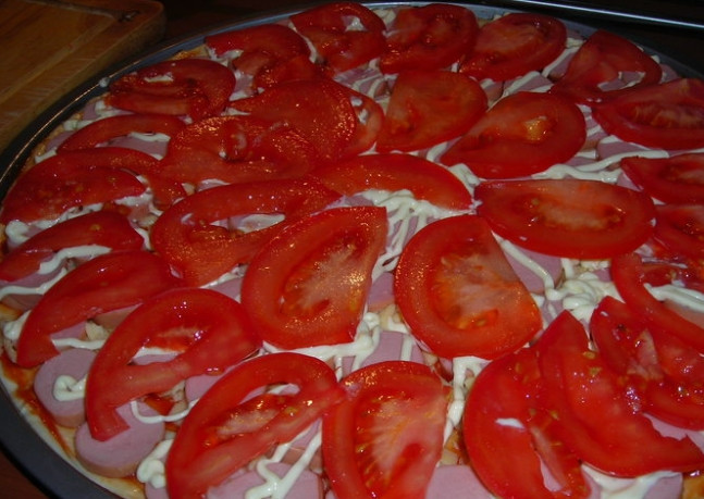 1. Этап. Пицца с сосисками и сыром: 5. Помидоры мою и нарезаю тонкими дольками (при желании можно снять кожуру), выкладываю дольки по кругу в форму.
