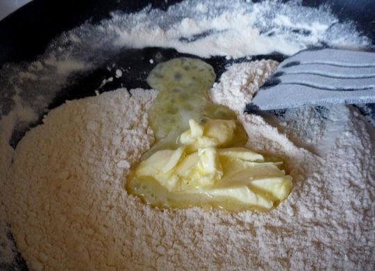 1. Этап. Жульен с картошкой и грибами: После этого добавляем к муке сливочное масла и, интенсивно помешивая массу, жарим все до впитывания масла мукой.