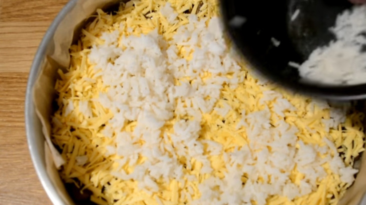 1. Этап. Пирог-перевертыш с мясом и грибами: 6. Следующим слоем выкладываем стакан риса, распределяем по всей поверхности.