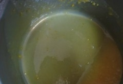 1. Этап. Торт Ореховый полет: 7. В сотейник вливаем молоко, желтки и сахар, варим все на маленьком огне, помешивая, минут десять-пятнадцать.