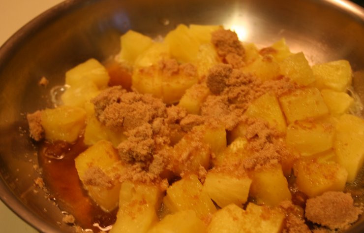 1. Этап. Ананасы в карамели: 3. Сверху добавьте коричневый (можно использовать и обыкновенный белый) сахар.