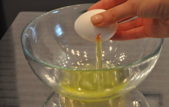 1. Этап. Печенье из белков: Возьмите сухую миску. Отделите яичные белки, немного охладите их в холодильнике. Добавьте шепотку соли, подготовьте миксер.