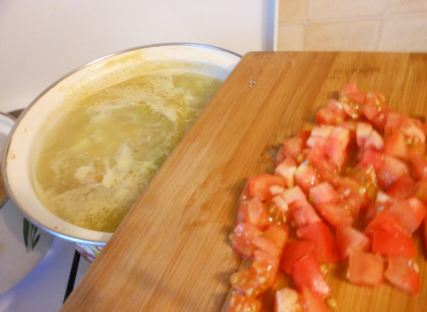 1. Этап. Щи без картошки: Посолите щи. Потом добавьте порезанные кубиками помидоры, и еще минут 5-7 варите.