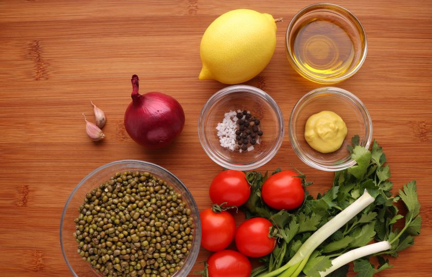 1. Этап. Салат с пророщенным машем: Подготовьте все ингредиенты по списку. Так как для салата нам необходим пророщенный маш, то приступить к этому процессу нужно заранее. На проращивание маша потребуется три дня.