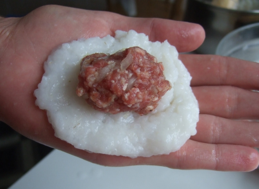 1. Этап. Зразы с рисом и фаршем: 3. Влажными руками делаем лепешку из риса, по центру выкладываем фарш, и защипываем края, чуть обваливая каждую зразу.