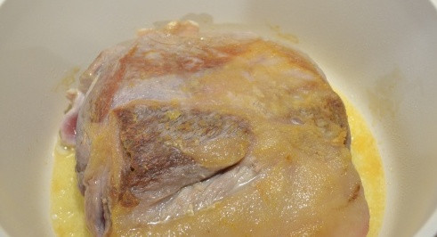 1. Этап. Мясо в молоке в духовке: Обжариваем мясо со всех сторон до легкой золотистой корочки.