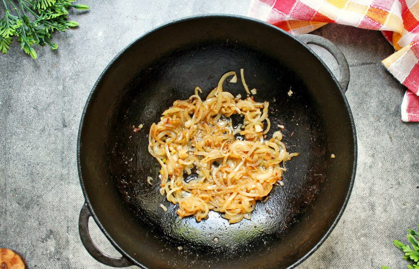 1. Этап. Говяжьи ребрышки в казане с луком: Убавьте огонь до среднего и обжаривайте лук в течение 6-7 минут, перемешивая.