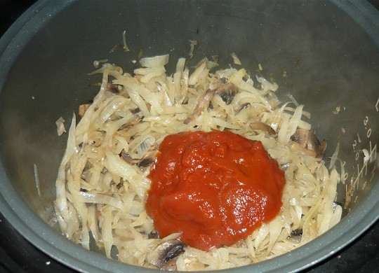 1. Этап. Капуста с грибами в мультиварке: 7. В это самое время можно добавить в чашу томатный соус или пасту с небольшим количеством воды.