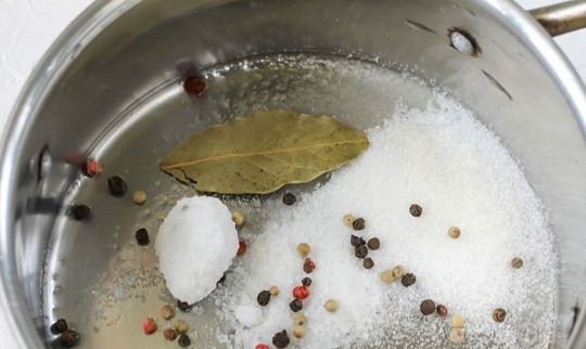 1. Этап. Пелюстка: 1. В кастрюле соедините сахар, соль, специи. Залейте водой (2-2.5 стакана) и поставьте на огонь. После закипания влейте уксус и проварите пару минут.