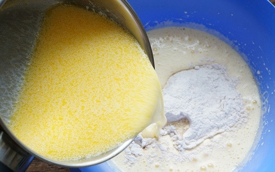 1. Этап. Открытый торт с ягодами: 5. Теперь можете соединить все 3 массы. Взбивайте все время, чтобы тесто получилось однородным и без комков.