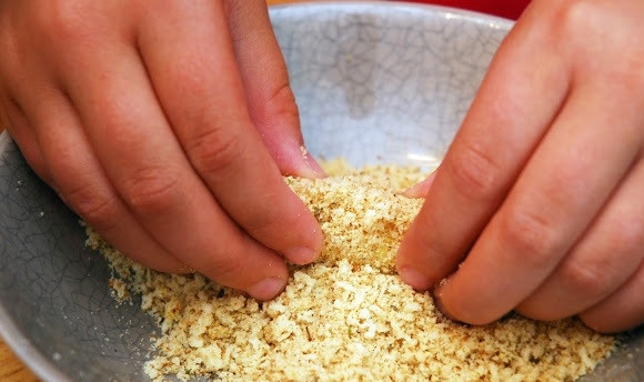 1. Этап. Жаренные сырные палочки Моцареллы: 5. После в яйце и панировке. Выложите на тарелку и отправьте палочки в морозилку на полчасика.