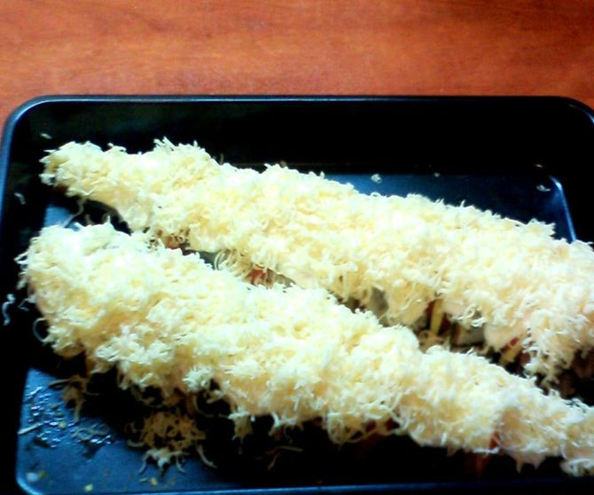 1. Этап. Рыба кижуч, запеченная в духовке: Посыпаем тертым сыром.