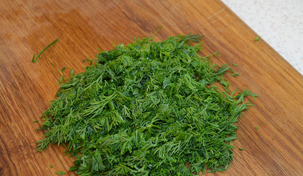 1. Этап. Зеленый коктейль с мандарином: Пучок укропа промойте и мелко нарежьте.