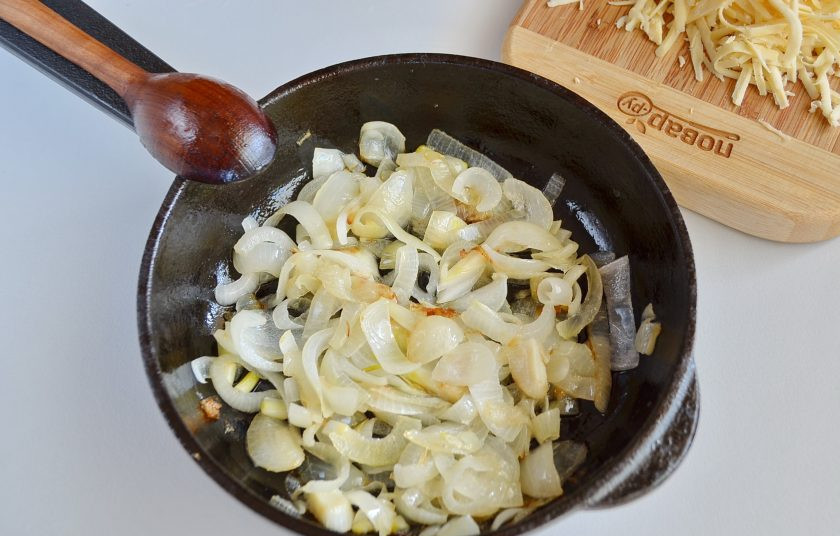 1. Этап. Свекла под сырной корочкой с майонезом: 4. Жареный лук снимите с огня.