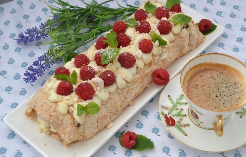 1. Этап. Меренговый рулет с маскарпоне: Аккуратно сверните рулет, помогая себе листом для выпечки или силиконовым ковриком. Уберите в холодильник на 2-3 часа для стабилизации. Перед подачей выложите сверху остатки крема, украсьте свежими ягодами, листочками мяты. Можно срезать кромки, чтобы рулет выглядел более аккуратно.