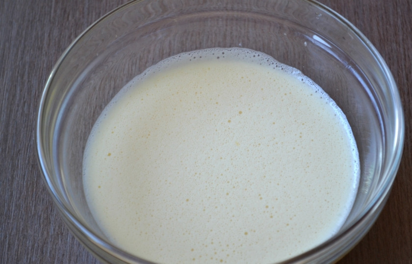 1. Этап. Печенье из бисквитного теста: Яйца взбейте с сахаром, пока масса не посветлеет и не увеличится в обьеме.