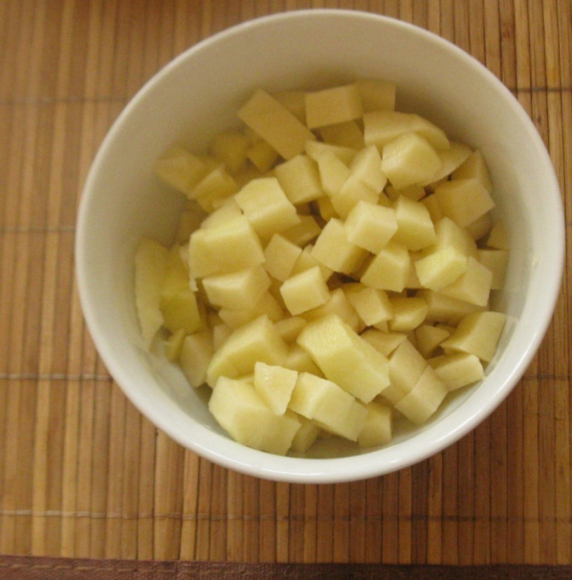 1. Этап. Вегетарианская солянка: Кубиками нарезаем картофель.