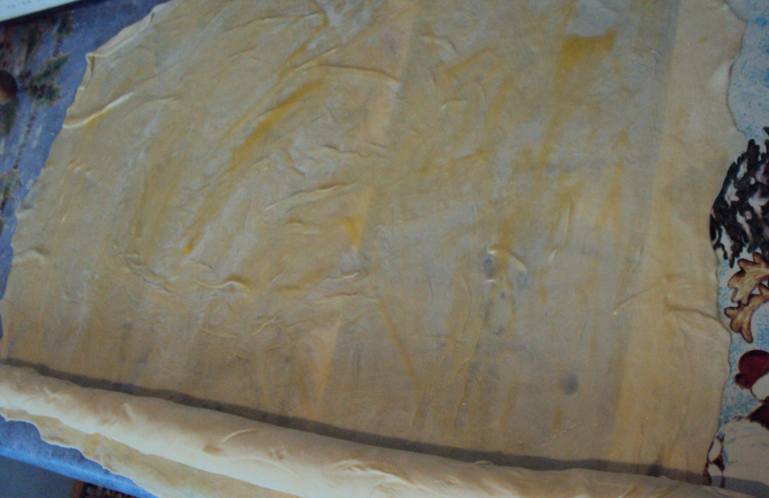 1. Этап. Самса самаркандская: Второй кусок теста также раскатайте и смажьте маслом. Поместите рулет на край раскатанного теста, сверните в один общий рулет. Таким же образом поступите и с третьим куском теста.