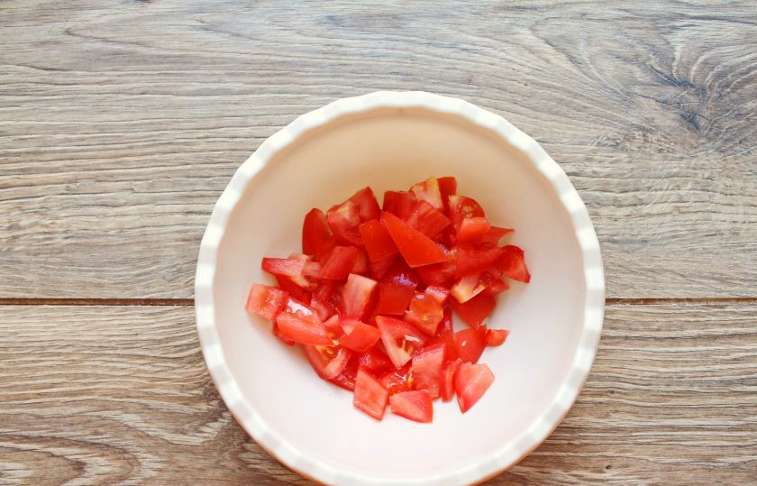 1. Этап. Салат с рикоттой и помидорами: Помидоры порежьте кубиком и выложите в миску.
