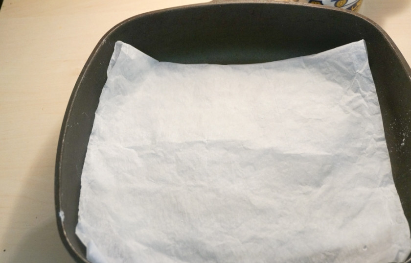 1. Этап. Быстрый мясной пирог: 6. Разогрейте духовку. Форму для запекания смажьте маслом или застелите пергаментом.