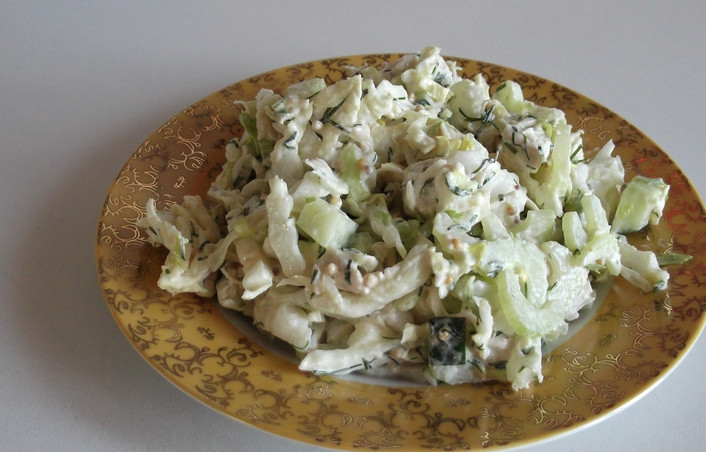 1. Этап. Салат из черешкового сельдерея: Заправляем салат соусом, перемешиваем. Приятного аппетита!