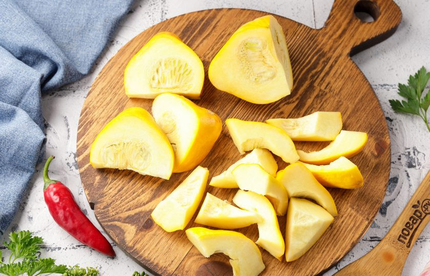 1. Этап. Патиссоны, маринованные кусочками: Патиссоны промойте, отрежьте хвостики и нарежьте вдоль плода на сегменты. Вырежьте ножом серединку с большими семечками. Если кусочки крупные, можно разрезать их пополам.