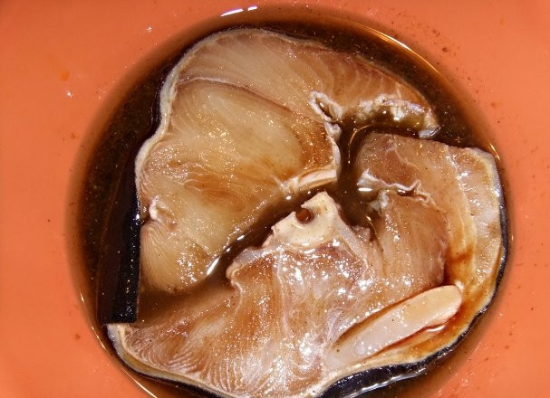 1. Этап. Стейк голубой акулы: Замаринуйте в этом маринаде отжатые стейки (на час).