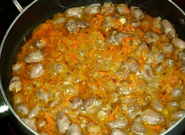 1. Этап. Куриные сердечки в сметанном соусе: Перекладываем морковь и лук на сковороду к сердечкам, перемешиваем все и тушим минут 5-7.