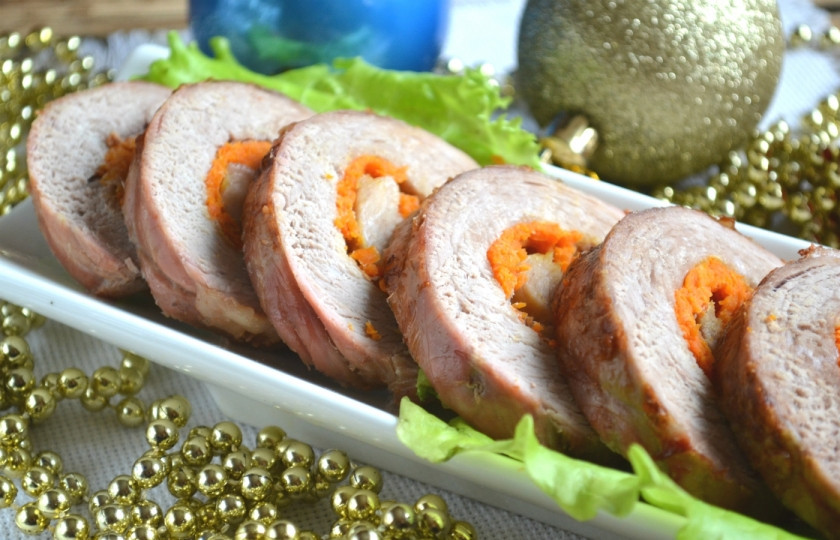 1. Этап. Новогодний рулет из свинины: Готовый рулет остудите и нарежьте порционно. Выложите на тарелку, украсьте зеленью и подавайте к праздничному столу.